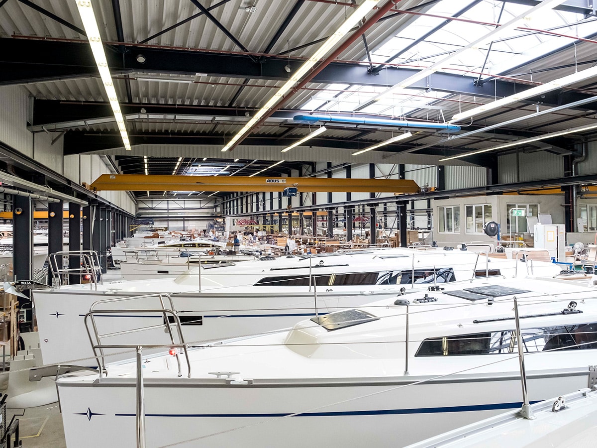Produktionshalle mit Segelbooten