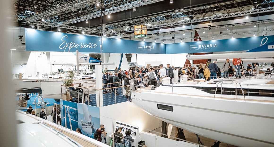 Wide view of the boot exhibition hall with numerous yachts and visitors.