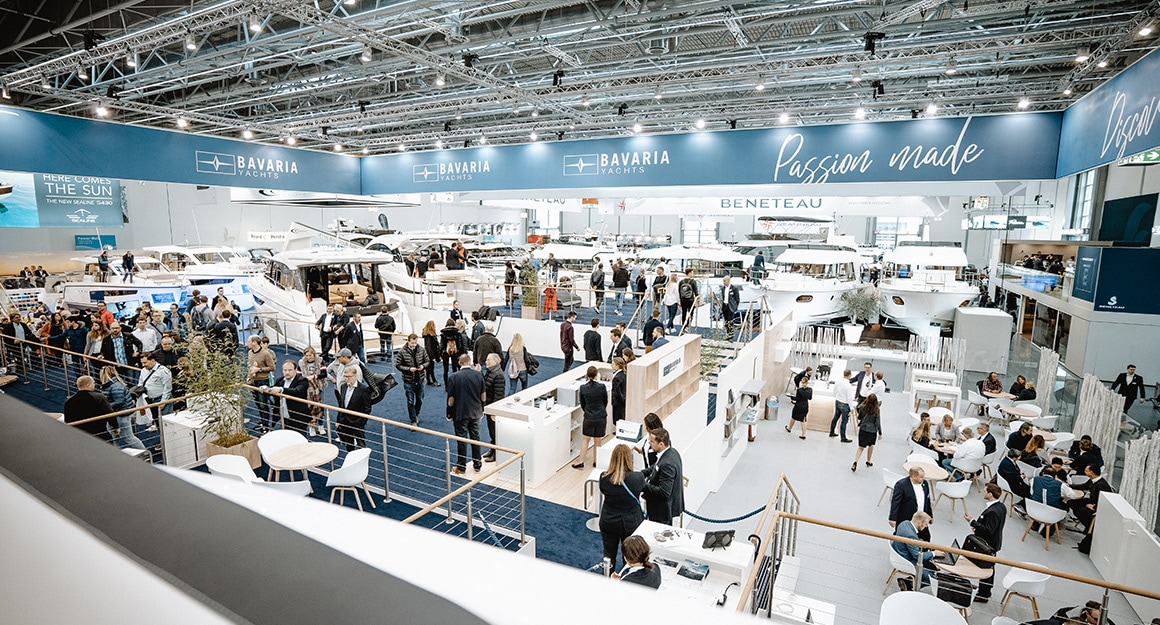 View of the boot exhibition hall with numerous yachts and visitors.