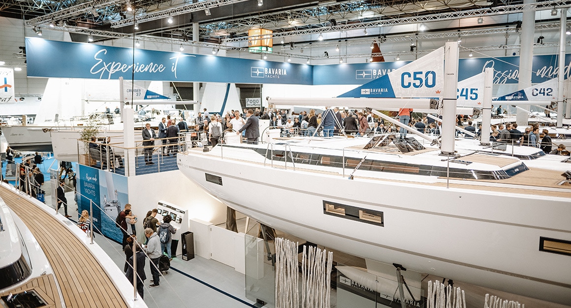 Exhibition hall with the BAVARIA sailing boats and numerous visitors.