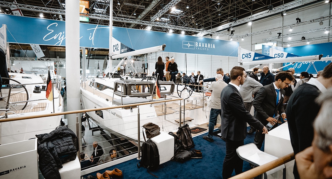 Exhibition hall with the BAVARIA boats and numerous visitors.