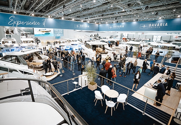 View from above into the well-filled boot exhibition hall.