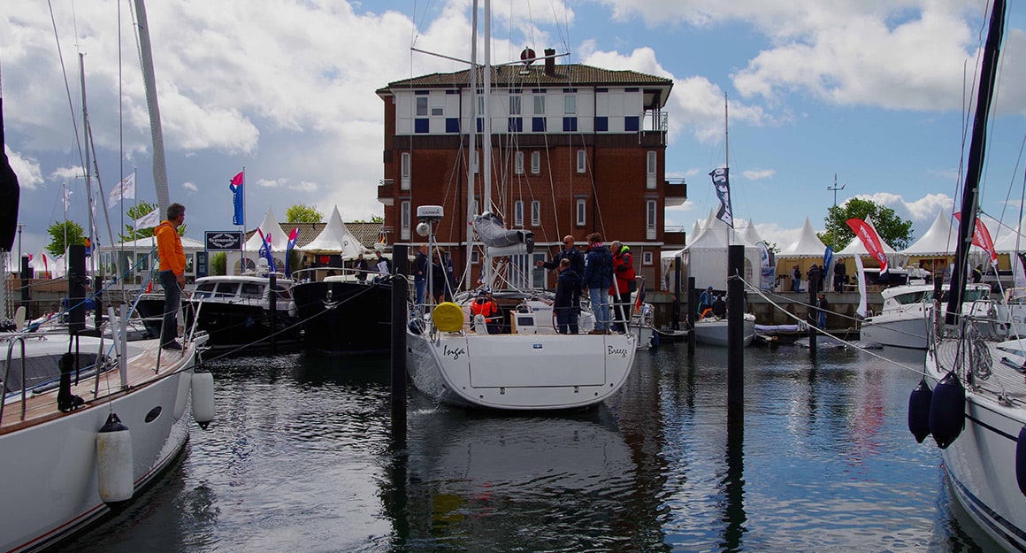 Segelboot beim Hafenmanöver