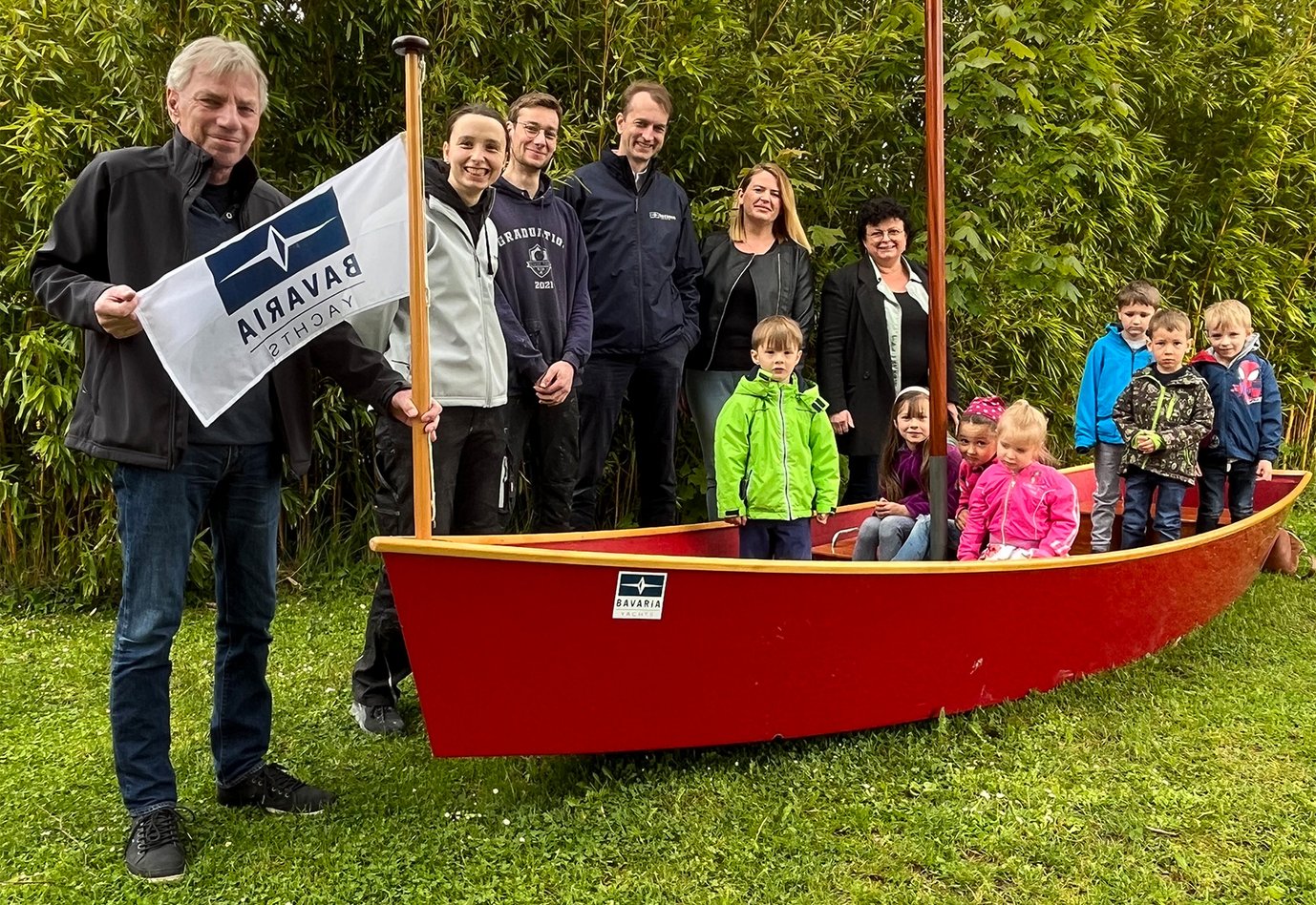 BAVARIA spendet Boot an kleine Segler & Seglerinnen