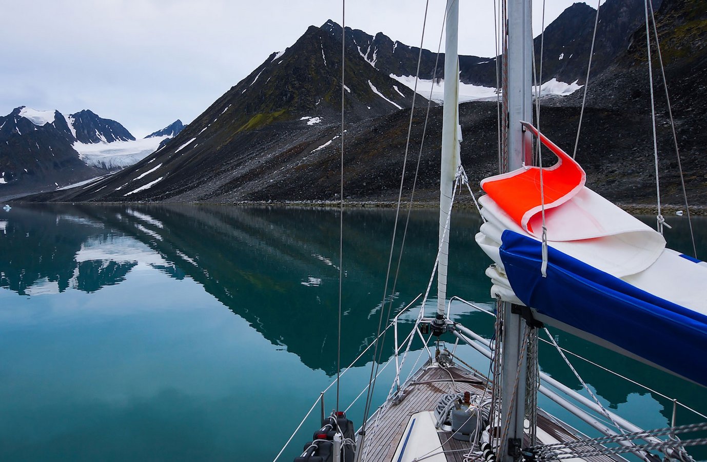 Berge und Schnee voraus