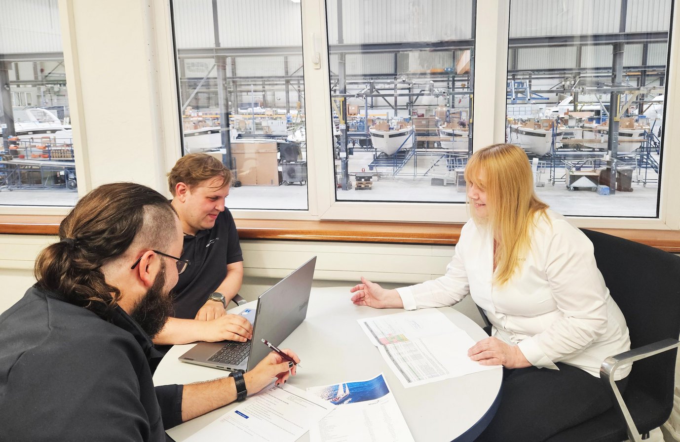 Team der Produktionsplanung am Besprechungstisch