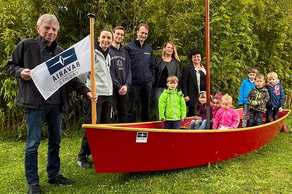 BAVARIA spendet Boot an kleine Segler & Seglerinnen